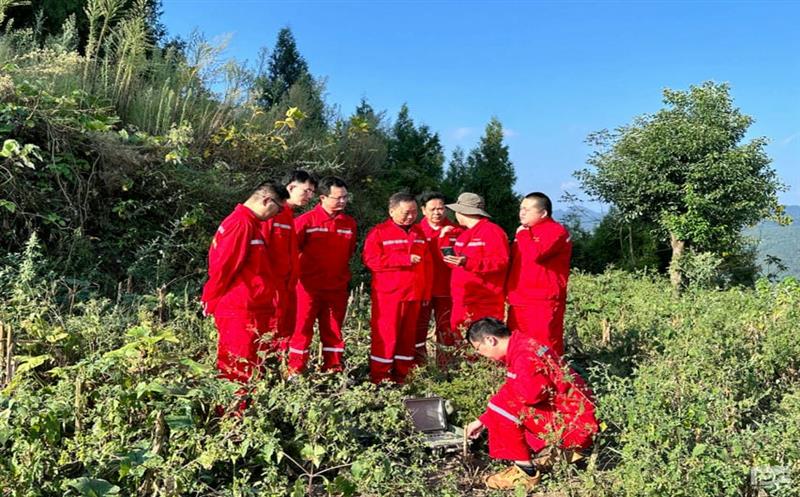 �Ź��ǰ����Ŀһ�߿�չ�����������